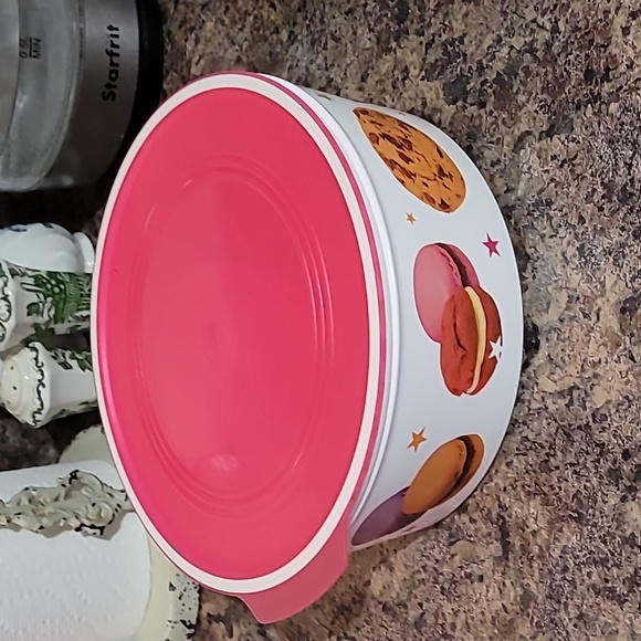Tupperware Cookie Container - Picture 4 of 4